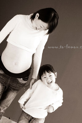 可愛的佩恩當姊姊了！和懷二寶的媽麻及爸拔一起來拍照，這張是懷二寶的媽麻和佩恩逗趣的互動！