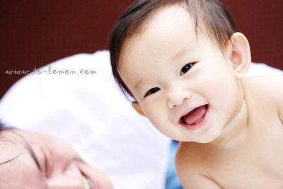 雅淇 & 雅安和爸拔媽麻一起來拍照，這張是可愛的雅安的寶寶照！