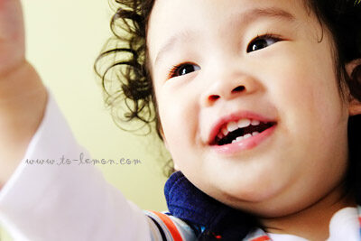 煜傑 & 煜翔兄弟倆和爸拔媽麻一起來拍照，這張是煜翔可愛的特寫！