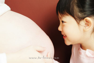 可愛的佩恩當姊姊了！和懷二寶的媽麻及爸拔一起來拍照，這張是佩恩看著媽麻的肚子！