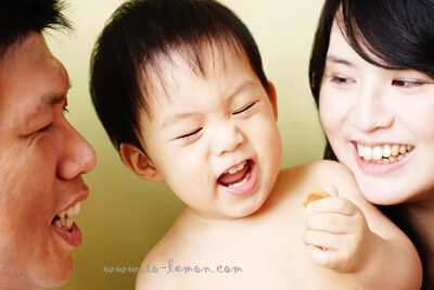 健宇和爸拔媽麻一起來拍照,這張是健宇和爸拔媽麻的自然互動的一剎那!