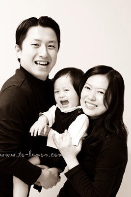 可愛的海柔跟爸拔媽麻一起來拍照,這張是一家三口好美的黑白全家福!