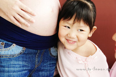 可愛的佩恩當姊姊了！和懷二寶的媽麻及爸拔一起來拍照，這張是佩恩聽媽麻肚子裡二寶的聲音！