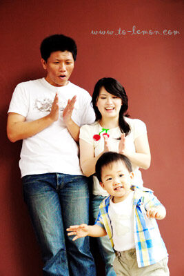 健宇和爸拔媽麻一起來拍照,這張是爸拔媽麻正在和健宇玩!