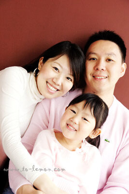 可愛的佩恩當姊姊了！和懷二寶的媽麻及爸拔一起來拍照，這張是一家三口在二寶出生前好可愛的合照！