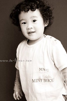 煜傑 & 煜翔兄弟倆和爸拔媽麻一起來拍照，這張是帥帥的煜翔的獨照！