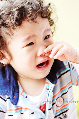 煜傑 & 煜翔兄弟倆和爸拔媽麻一起來拍照，這張是正在哭的煜翔