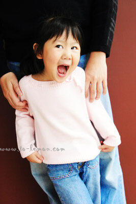 可愛的佩恩當姊姊了！和懷二寶的媽麻及爸拔一起來拍照，這張是超逗趣的佩恩