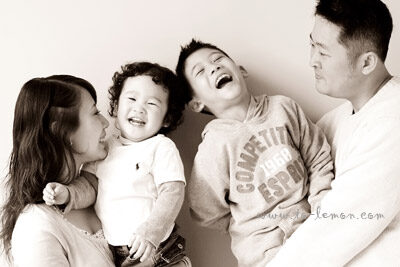 煜傑 & 煜翔兄弟倆和爸拔媽麻一起來拍照，這張是一家四口的全家福！