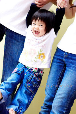 可愛的小苡和爸拔媽麻一起來拍照，這張是爸拔媽麻牽著小苡的手和小苡玩！