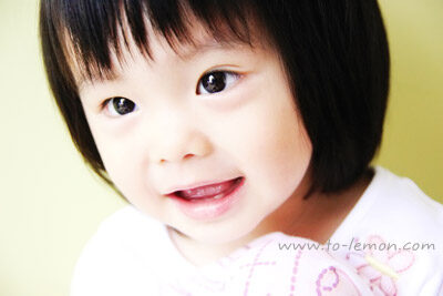 可愛的小苡和爸拔媽麻一起來拍照，這張是小苡好Q的獨照！