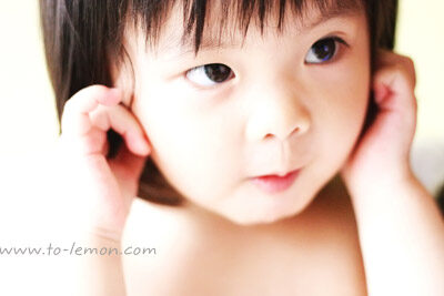 可愛的小苡和爸拔媽麻一起來拍照，這張是可愛的小苡的有趣的獨照！