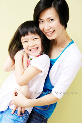 Jessie媽麻和先生帶著兩個可愛的女兒來拍照，這張是媽麻和姊姊的合照！