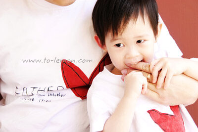 艾庭和哥哥及爸拔媽麻一起來拍照，這張是哥哥和爸拔穿親子裝的紀錄！