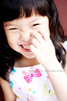 落落大方的莉婷和爸拔媽麻一起來拍照，這張是笑容很燦爛的莉婷！