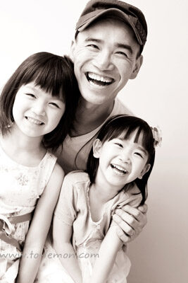 Jessie媽麻和先生帶著兩個可愛的女兒來拍照，這張是爸拔和姐妹倆的合照！