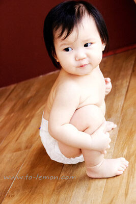 艾庭和哥哥及爸拔媽麻一起來拍照，這張是艾庭的寶寶寫真！