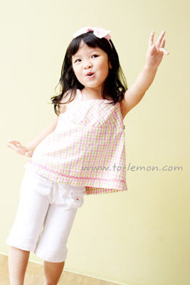 落落大方的莉婷和爸拔媽麻一起來拍照，這張是正在跳舞的莉婷！