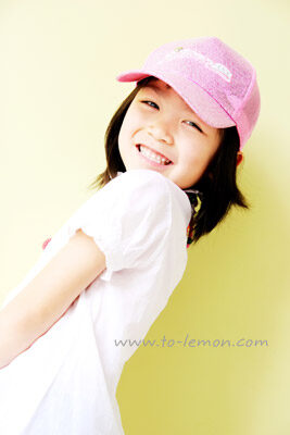 Jessie媽麻和先生帶著兩個可愛的女兒來拍照，這張是活潑又漂亮的姊姊的獨照！