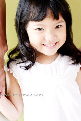 落落大方的莉婷和爸拔媽麻一起來拍照，這張是笑容很有自信的莉婷！