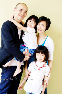 Jessie媽麻和先生帶著兩個可愛的女兒來拍照，這張是一家四口的美麗全家福！