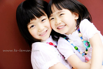 Jessie媽麻和先生帶著兩個可愛的女兒來拍照，這張是姐妹倆的合照！