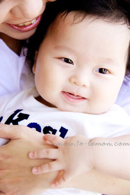 頭好壯壯的佑熙和爸拔媽麻一起來拍照，這張媽麻抱著佑熙