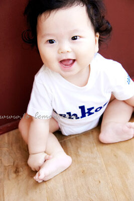 頭好壯壯的佑熙和爸拔媽麻一起來拍照，這張是有著捲髮的佑熙的可愛獨照！