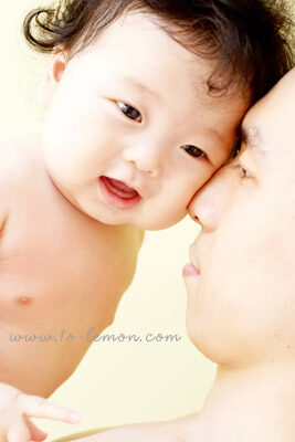 頭好壯壯的佑熙和爸拔媽麻一起來拍照，這張是爸拔和佑熙