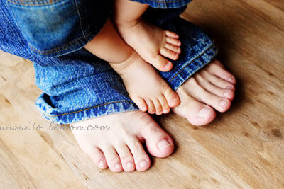 翊豪和爸拔媽麻一起來拍照，這張是爸拔和翊豪的腳丫！