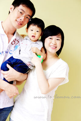 翊豪和爸拔媽麻一起來拍照，這張是一家人美麗的全家福，翊豪和帥氣的爸拔及美麗的媽麻！