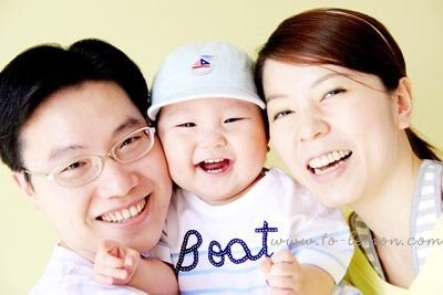 爸拔媽麻帶著圓滾滾頭好壯壯的唯正來拍照，這張是一家三口的全家福