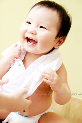 爸拔媽麻帶著圓滾滾頭好壯壯的唯正來拍照，這張是正在穿衣服的唯正