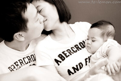 小小的若瑀和爸拔媽麻一起來拍照,這張是爸拔媽麻親親,小若瑀在熟睡,很美好的一張黑白相片!