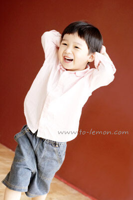 睿唐和爸拔媽麻一起來拍照，這張是睿唐的獨照，很瀟灑的感覺！