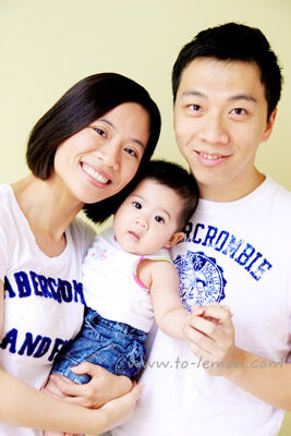 小小的若瑀和爸拔媽麻一起來拍照，這張是一家三口美麗的全家福！