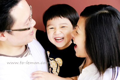 睿唐和爸拔媽麻一起來拍照，這張是睿唐和爸拔媽麻的自然互動紀錄！