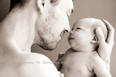 Illy剛滿月來拍照，這張是爸拔和Illy的合照！好美的黑白相片！感覺得到爸拔的溫柔與愛！