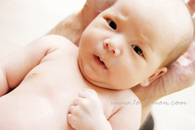 Illy剛滿月來拍照，這張是Illy皺眉頭的可愛相片！