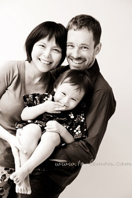 Illy剛滿月來拍照，這張是爸拔媽麻和哥哥的合照！也是一張非常有味道的黑白相片！