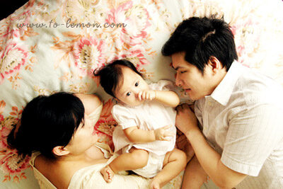 這天我們來到Caitlin位於信義區的家中拍照，這張是爸拔媽麻和小小Caitlin的合照！