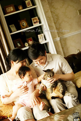 這天我們來到Caitlin位於信義區的家中拍照，這張是一家三口和家裡的貓咪的合照！