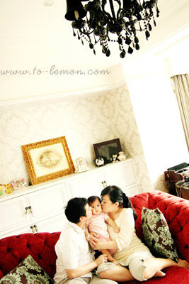 這天我們來到Caitlin位於信義區的家中拍照，這張是一家三口坐在沙發上，爸拔媽麻親親Caitlin的合照！