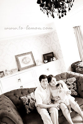 這天我們來到Caitlin位於信義區的家中拍照，這張是一家三口美麗的黑白全家福！