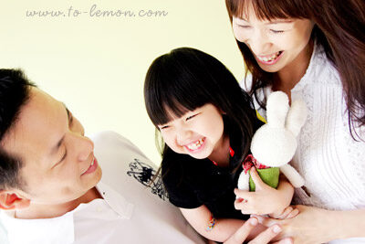 甜美的Alyssa來拍照，這張是Alyssa和爸拔媽麻美好的互動的相片！