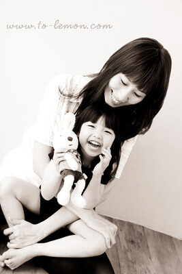 甜美的Alyssa來拍照，這張是Alyssa和媽麻的互動的相片！黑白讓這張相片看起來更美！