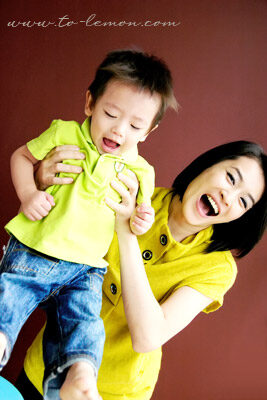 宏睿和爸拔媽麻一起來拍照，這張是活潑外向的媽麻正在和宏睿玩！