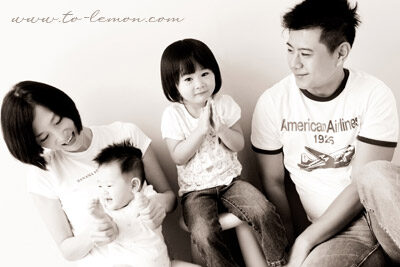 少童&宸妤一家來拍照,這張是一家人自然的互動!