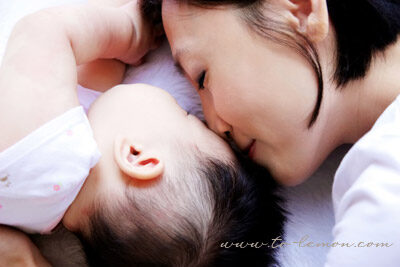 少童&宸妤一家來拍照,這張是媽麻親親宸妤妹妹!