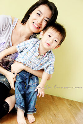 宏睿和爸拔媽麻一起來拍照，這張是美麗的媽麻和宏睿的合照